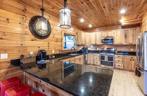 Waynesville Casa | Luxury 4200 Sqft Log Cabin on 50 Acres Sleeps 16