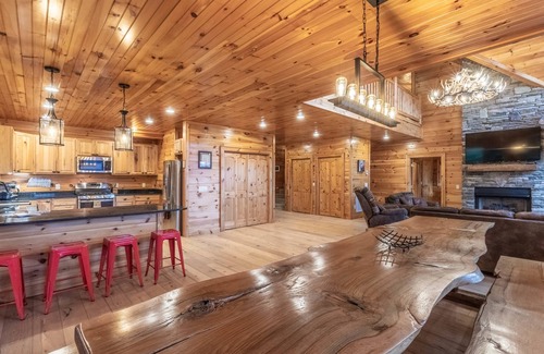 Waynesville Casa | Luxury 4200 Sqft Log Cabin on 50 Acres Sleeps 16