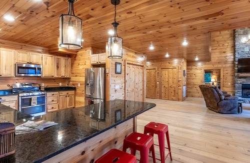 Waynesville Casa | Luxury 4200 Sqft Log Cabin on 50 Acres Sleeps 16