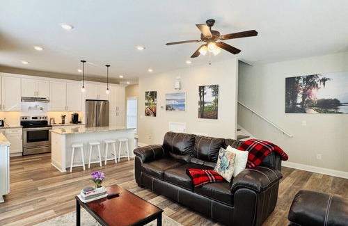 Augusta Casa | Luxury 4B/4.5b Home, EV Charger, deck by MCG