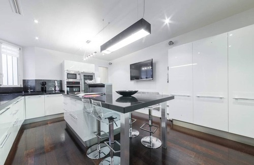 8th Arrondissement Apartamento | Luxury 4bds/1900sqft with A/C close to Champs Elysees