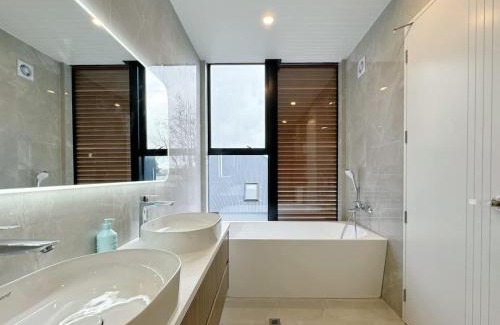 Greenlane Casa | Luxury 4Bedroom Townhouse in Central Greenlane - ASB Showgrounds & Cornwall Park