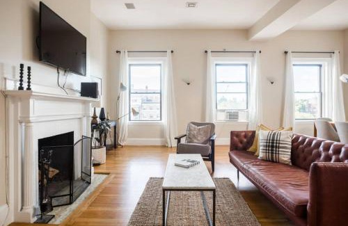 Fenway–Kenmore Apartamento | Luxury 4BR 3BA in Fenway w Epic Roof Deck