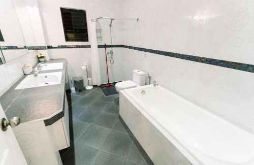 Tawala Apartamento | Luxury 4BR Apartment with Pool behind Alona Beach