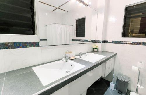 Tawala Apartamento | Luxury 4BR Apartment with Pool behind Alona Beach