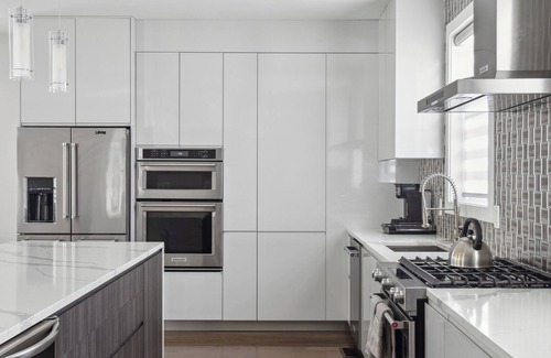 Southeast Casa | Luxury 4BR home 7 mins to US Capital, Rooftop deck, in Washington Free Parking