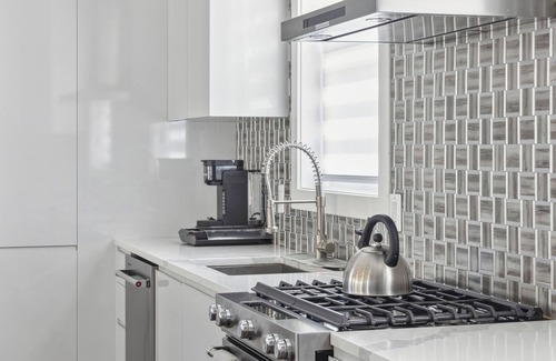 Southeast Casa | Luxury 4BR home 7 mins to US Capital, Rooftop deck, in Washington Free Parking