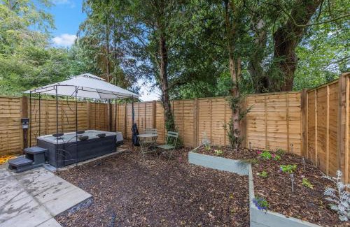 Kenley Casa | Luxury 4BR Home with Hot Tub, Sleep 8, Free Parking, Garden