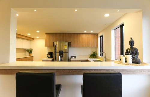 El Poblado Apartamento | Luxury 4BR Retreat with Private Bathtub and AC