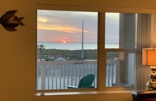 South Padre Island Condominio | Luxury 4th Floor Condo, Stunning Bay & Bridge View