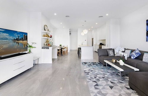 Surfers Paradise Villa | Luxury 5 Bedroom, 5 Bathroom, 3 Level, Waterfront Villa with Pool