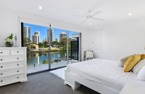 Surfers Paradise Villa | Luxury 5 Bedroom, 5 Bathroom, 3 Level, Waterfront Villa with Pool