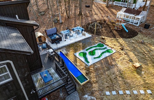 East Stroudsburg Cabina | Luxury 5-bedroom cabin with Mini Golf, Sauna & Hot Tub in East Stroudsburg