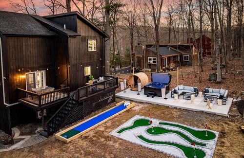 East Stroudsburg Cabina | Luxury 5-bedroom cabin with Mini Golf, Sauna & Hot Tub in East Stroudsburg