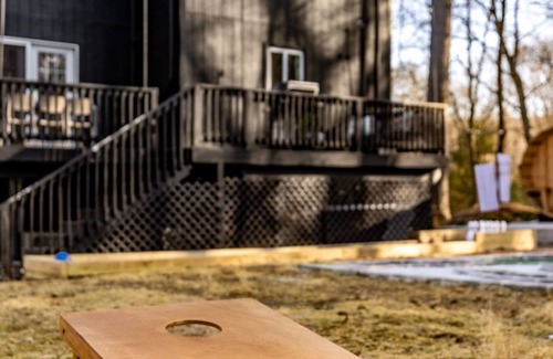 East Stroudsburg Cabina | Luxury 5-bedroom cabin with Mini Golf, Sauna & Hot Tub in East Stroudsburg