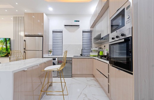 Ofin Casa | Luxury 5 Bedroom Duplex with indoor swimming pool and Gym