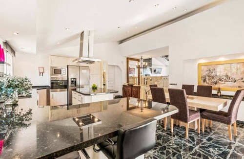 Estepona Villa | Luxury 5-Bedroom Villa Gardens Heated Pool, Jacuzzi & Sea Views – Estepona