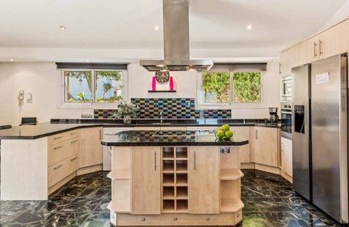 Estepona Villa | Luxury 5-Bedroom Villa Gardens Heated Pool, Jacuzzi & Sea Views – Estepona