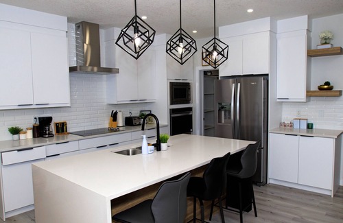 West Edmonton Casa | Luxury 5 bedroom family house Sleeps 13 + high chair and baby crib