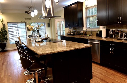 Detroit Casa | Luxury 5 Bedroom Golf Club Home w/ Fabulous 3rd Floor Man Cave