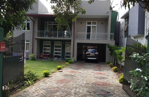 Raddolugama Casa | Casa de vacaciones de lujo de 5 habitaciones cerca del puerto aéreo de Katunayake