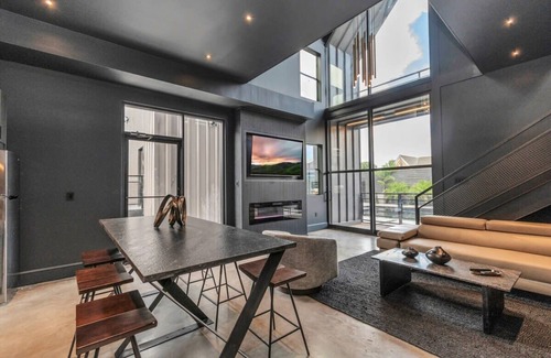 South Central Houston Casa | Luxury 5-Bedroom Oasis in Houston
