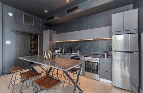 South Central Houston Casa | Luxury 5-Bedroom Oasis in Houston
