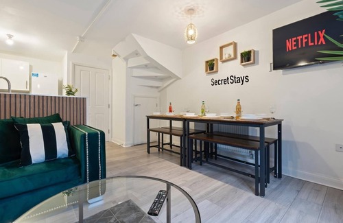 Birmingham City Centre Casa | Luxury 5 bedroom Townhouse with pool table and FREE Parking