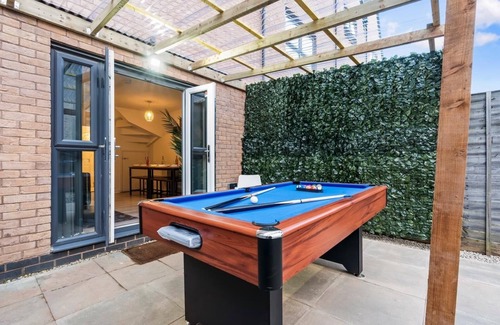 Birmingham City Centre Casa | Luxury 5 bedroom Townhouse with pool table and FREE Parking