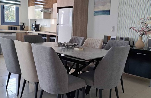 Ayia Thekla Villa | Disfrute del lujo de alojarse en una gran villa frente a la playa, las vistas son increíbles