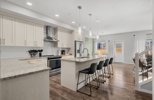 Northwest Calgary Apartamento | Luxury 5 BR House w Central AC » Garage » Sleep 16