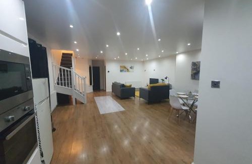 Luton Apartamento | Luxury 5 - Spacious Contractor's Delight with 4 Bedrooms and Ample Driveway Parking