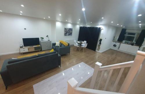 Luton Apartamento | Luxury 5 - Spacious Contractor's Delight with 4 Bedrooms and Ample Driveway Parking