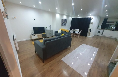 Luton Apartamento | Luxury 5 - Spacious Contractor's Delight with 4 Bedrooms and Ample Driveway Parking