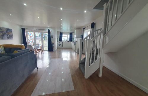 Luton Apartamento | Luxury 5 - Spacious Contractor's Delight with 4 Bedrooms and Ample Driveway Parking