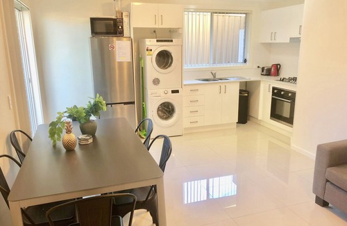 Oxley Park Casa | Lujo 5 estrellas, casa adosada nueva, capacidad para 6 personas, tarjeta de regalo Bondi Pizza de $ 20