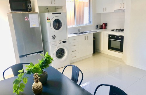 Oxley Park Casa | Lujo 5 estrellas, casa adosada nueva, capacidad para 6 personas, tarjeta de regalo Bondi Pizza de $ 20