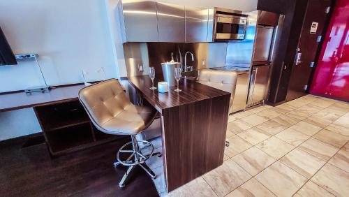Las Vegas Apartamento | Luxury 53rd Flr Condo with Amazing Sunset View & Balcony NO ReFee at Palms Place