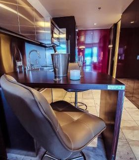Las Vegas Apartamento | Luxury 53rd Flr Condo with Amazing Sunset View & Balcony NO ReFee at Palms Place