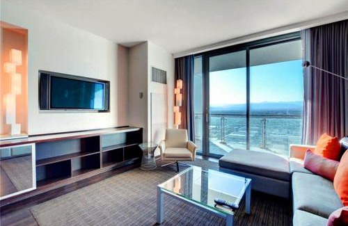 Las Vegas Apartamento | Luxury 53rd Flr Condo with Amazing Sunset View & Balcony NO ReFee at Palms Place