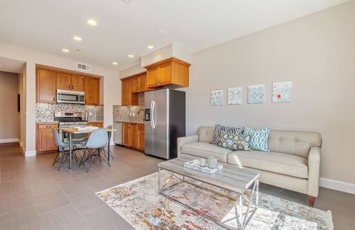 Larkspur Condominio | Lujo 55+ Restricción de edad - Largo plazo