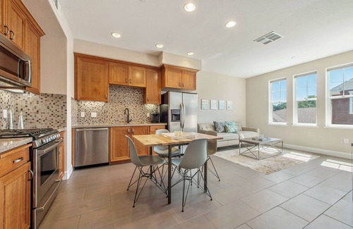 Larkspur Condominio | Lujo 55+ Restricción de edad - Largo plazo