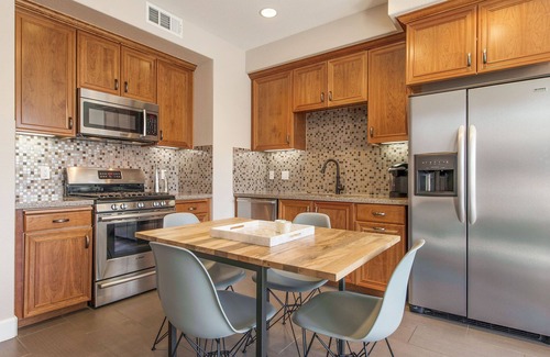 Larkspur Condominio | Lujo 55+ Restricción de edad - Largo plazo