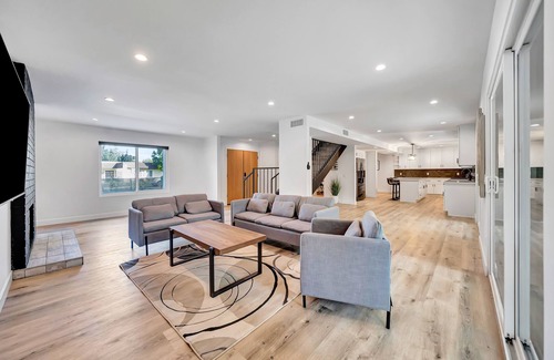 Woodland Hills Casa | Luxury 5b, 3.5BA house a Large backyard, BBQ. Weekly discount 7%, monthly 15%