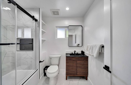 Woodland Hills Casa | Luxury 5b, 3.5BA house a Large backyard, BBQ. Weekly discount 7%, monthly 15%