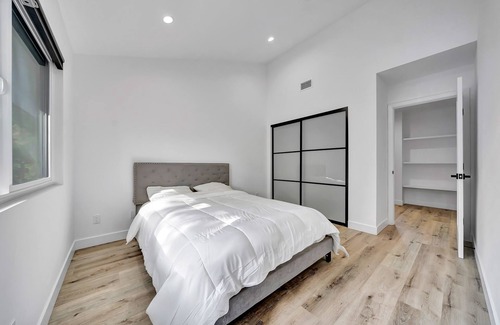 Woodland Hills Casa | Luxury 5b, 3.5BA house a Large backyard, BBQ. Weekly discount 7%, monthly 15%