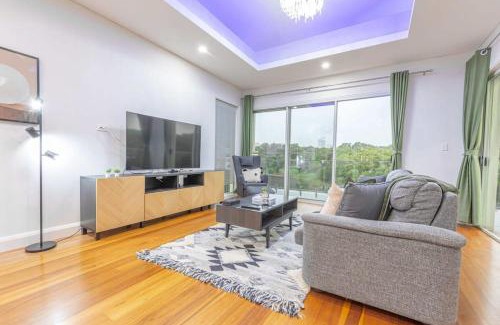 Melrose Park Casa | Luxury 5BD house w water view in Melrose Park