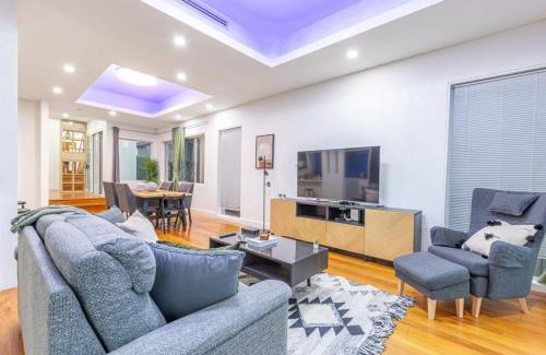 Melrose Park Casa | Luxury 5BD house w water view in Melrose Park