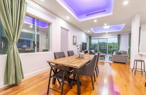 Melrose Park Casa | Luxury 5BD house w water view in Melrose Park