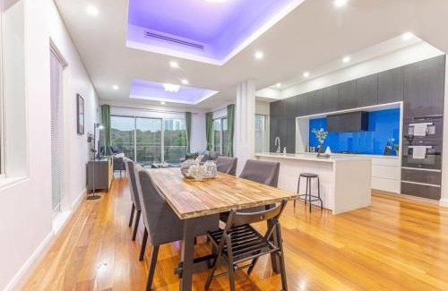 Melrose Park Casa | Luxury 5BD house w water view in Melrose Park